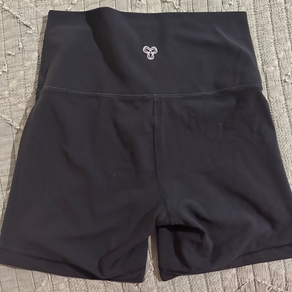 Aritzia TNA Butter Atmosphere 4” short